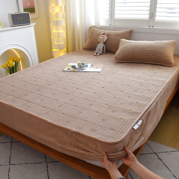 91家纺网 家纺一手货源 找家纺 水妙家纺 2024秋冬保暖200克A类牛奶绒刺绣加厚夹棉床笠三件套纯色素色床罩大床款床垫保护罩 五星之家-可可奶棕