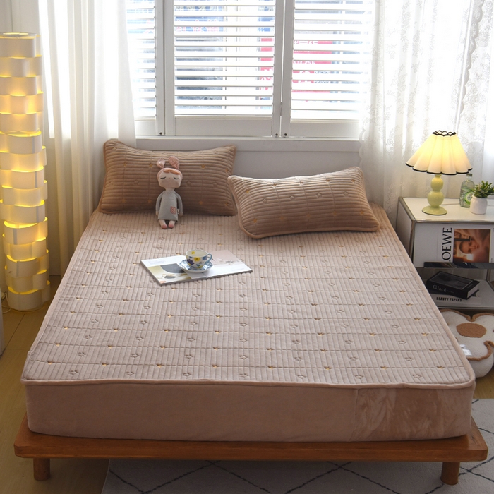 91家纺网 家纺一手货源 找家纺 水妙家纺 2024秋冬保暖200克A类牛奶绒刺绣加厚夹棉床笠三件套纯色素色床罩大床款床垫保护罩 五星之家-可可奶棕