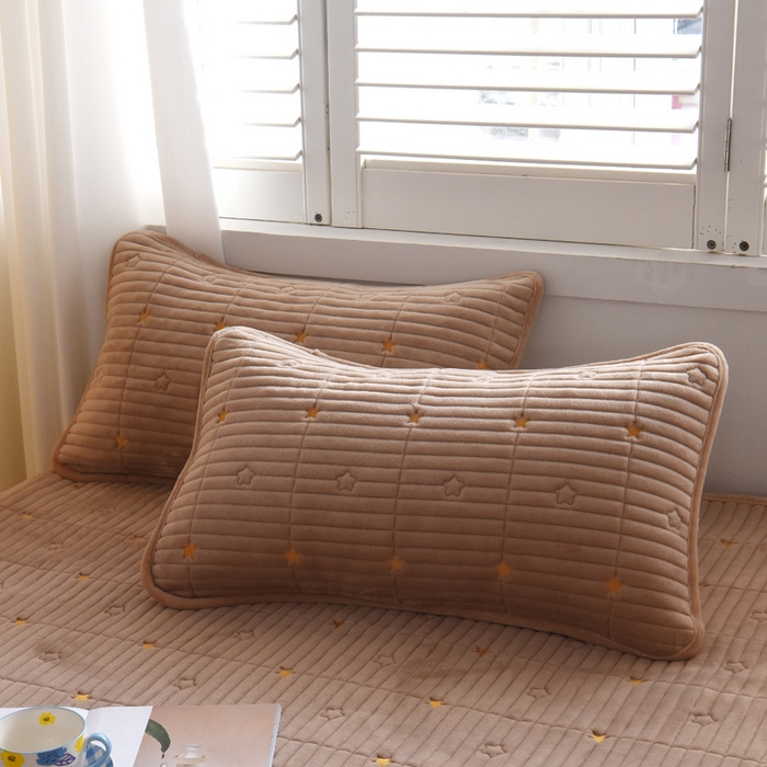 91家纺网 家纺一手货源 找家纺 水妙家纺 2024秋冬保暖200克A类牛奶绒刺绣加厚夹棉床笠三件套纯色素色床罩大床款床垫保护罩 五星之家-可可奶棕