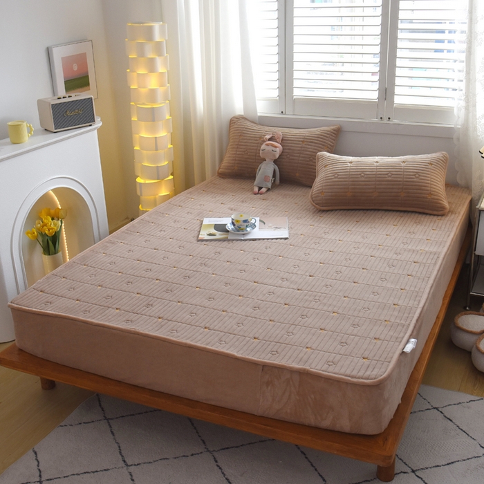 91家纺网 家纺一手货源 找家纺 水妙家纺 2024秋冬保暖200克A类牛奶绒刺绣加厚夹棉床笠三件套纯色素色床罩大床款床垫保护罩 五星之家-可可奶棕