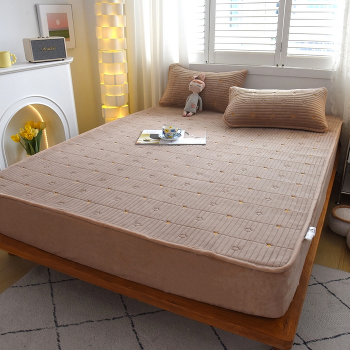 91家纺网 家纺一手货源 找家纺 水妙家纺 2024秋冬保暖200克A类牛奶绒刺绣加厚夹棉床笠三件套纯色素色床罩大床款床垫保护罩 五星之家-可可奶棕