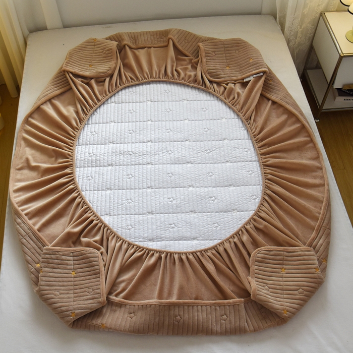 91家纺网 家纺一手货源 找家纺 水妙家纺 2024秋冬保暖200克A类牛奶绒刺绣加厚夹棉床笠三件套纯色素色床罩大床款床垫保护罩 五星之家-可可奶棕