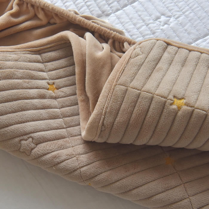 91家纺网 家纺一手货源 找家纺 水妙家纺 2024秋冬保暖200克A类牛奶绒刺绣加厚夹棉床笠三件套纯色素色床罩大床款床垫保护罩 五星之家-可可奶棕