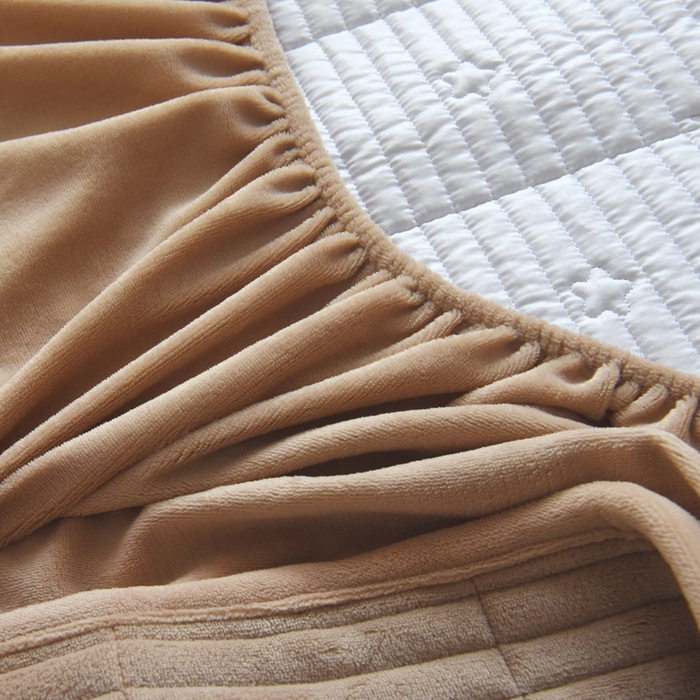 91家纺网 家纺一手货源 找家纺 水妙家纺 2024秋冬保暖200克A类牛奶绒刺绣加厚夹棉床笠三件套纯色素色床罩大床款床垫保护罩 五星之家-可可奶棕