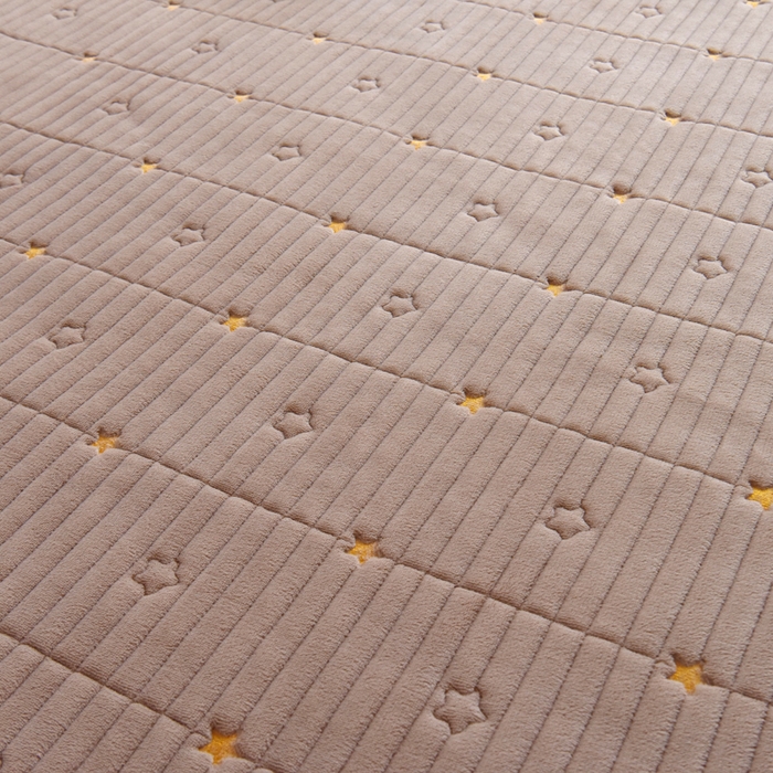 91家纺网 家纺一手货源 找家纺 水妙家纺 2024秋冬保暖200克A类牛奶绒刺绣加厚夹棉床笠三件套纯色素色床罩大床款床垫保护罩 五星之家-可可奶棕