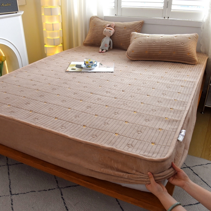 91家纺网 家纺一手货源 找家纺 水妙家纺 2024秋冬保暖200克A类牛奶绒刺绣加厚夹棉床笠三件套纯色素色床罩大床款床垫保护罩 五星之家-可可奶棕