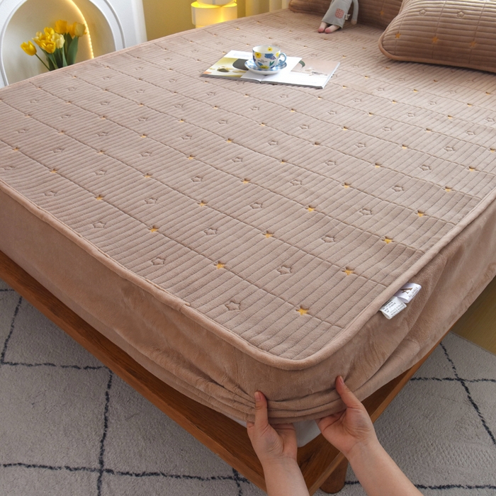 91家纺网 家纺一手货源 找家纺 水妙家纺 2024秋冬保暖200克A类牛奶绒刺绣加厚夹棉床笠三件套纯色素色床罩大床款床垫保护罩 五星之家-可可奶棕