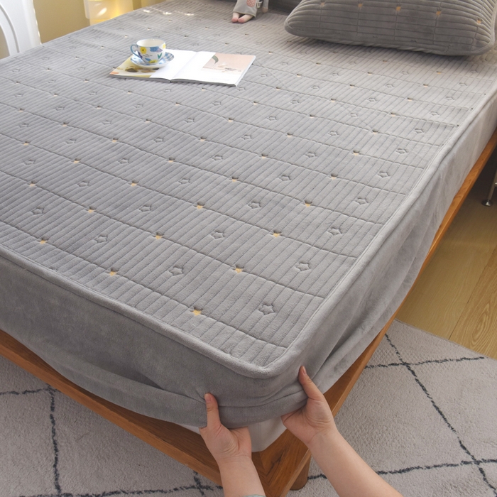 91家纺网 家纺一手货源 找家纺 水妙家纺 2024秋冬保暖200克A类牛奶绒刺绣加厚夹棉床笠三件套纯色素色床罩大床款床垫保护罩 五星之家-高级灰