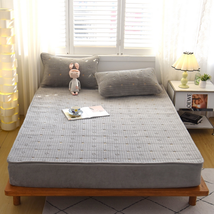 91家纺网 家纺一手货源 找家纺 水妙家纺 2024秋冬保暖200克A类牛奶绒刺绣加厚夹棉床笠三件套纯色素色床罩大床款床垫保护罩 五星之家-高级灰