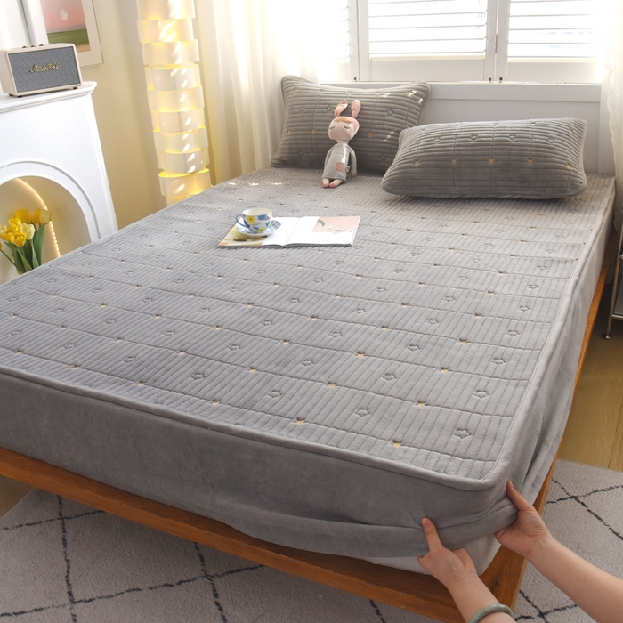 91家纺网 家纺一手货源 找家纺 水妙家纺 2024秋冬保暖200克A类牛奶绒刺绣加厚夹棉床笠三件套纯色素色床罩大床款床垫保护罩 五星之家-高级灰