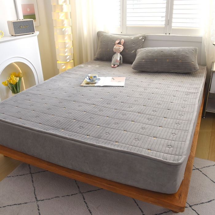 91家纺网 家纺一手货源 找家纺 水妙家纺 2024秋冬保暖200克A类牛奶绒刺绣加厚夹棉床笠三件套纯色素色床罩大床款床垫保护罩 五星之家-高级灰