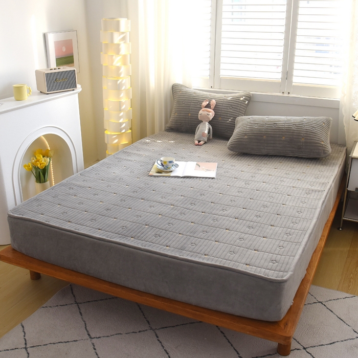 91家纺网 家纺一手货源 找家纺 水妙家纺 2024秋冬保暖200克A类牛奶绒刺绣加厚夹棉床笠三件套纯色素色床罩大床款床垫保护罩 五星之家-高级灰