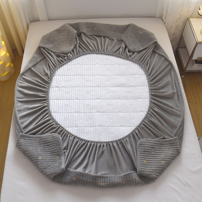 91家纺网 家纺一手货源 找家纺 水妙家纺 2024秋冬保暖200克A类牛奶绒刺绣加厚夹棉床笠三件套纯色素色床罩大床款床垫保护罩 五星之家-高级灰