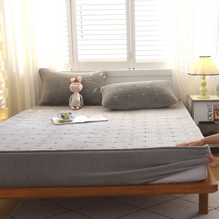 91家纺网 家纺一手货源 找家纺 水妙家纺 2024秋冬保暖200克A类牛奶绒刺绣加厚夹棉床笠三件套纯色素色床罩大床款床垫保护罩 五星之家-高级灰