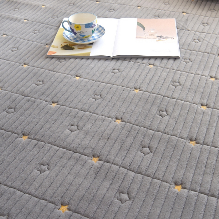 91家纺网 家纺一手货源 找家纺 水妙家纺 2024秋冬保暖200克A类牛奶绒刺绣加厚夹棉床笠三件套纯色素色床罩大床款床垫保护罩 五星之家-高级灰