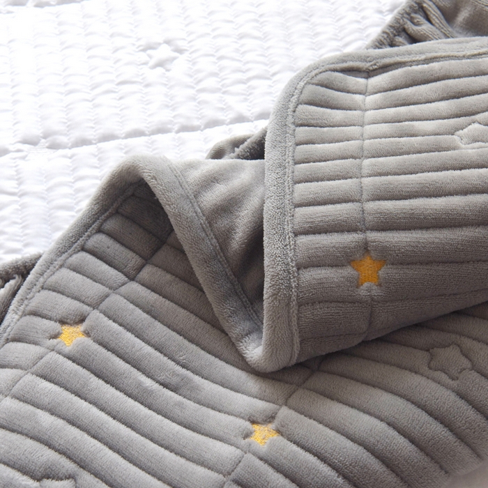 91家纺网 家纺一手货源 找家纺 水妙家纺 2024秋冬保暖200克A类牛奶绒刺绣加厚夹棉床笠三件套纯色素色床罩大床款床垫保护罩 五星之家-高级灰