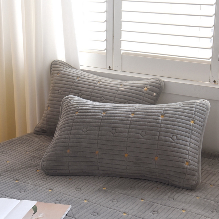 91家纺网 家纺一手货源 找家纺 水妙家纺 2024秋冬保暖200克A类牛奶绒刺绣加厚夹棉床笠三件套纯色素色床罩大床款床垫保护罩 五星之家-高级灰