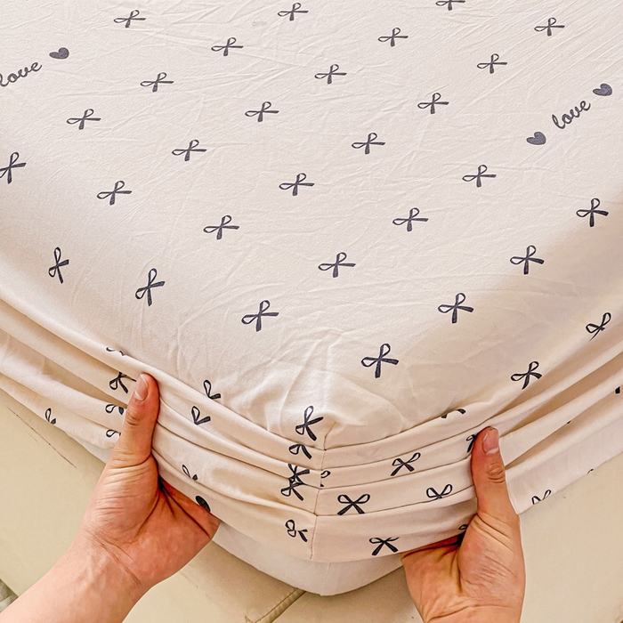 91家纺网 家纺一手货源 找家纺 朵朵家纺 2025新款超柔水洗棉云感印花单床笠床垫保护套床笠（床垫保护套可定制尺寸 ）-场景三 蝴蝶结