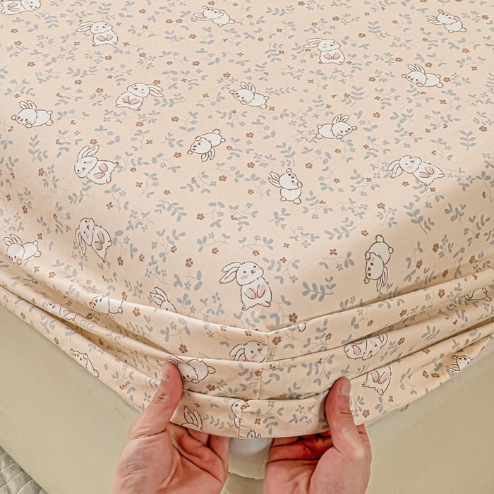 91家纺网 家纺一手货源 找家纺 朵朵家纺 2025新款超柔水洗棉云感印花单床笠床垫保护套床笠（床垫保护套可定制尺寸 ）-场景三 花丛兔