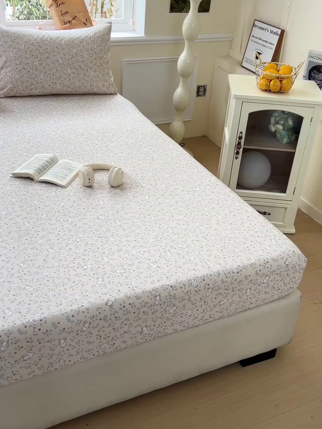 91家纺网 家纺一手货源 找家纺 朵朵家纺 2025新款超柔水洗棉云感印花单床笠床垫保护套床笠（床垫保护套可定制尺寸 ）-场景三 花丛兔
