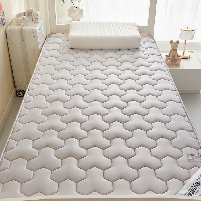 91家纺网 家纺一手货源 找家纺 水妙家纺 2025年新款牛奶丝乳胶记忆海绵床垫厚度9cm学生宿舍上下铺加密海绵床垫回弹性好 三角格灰