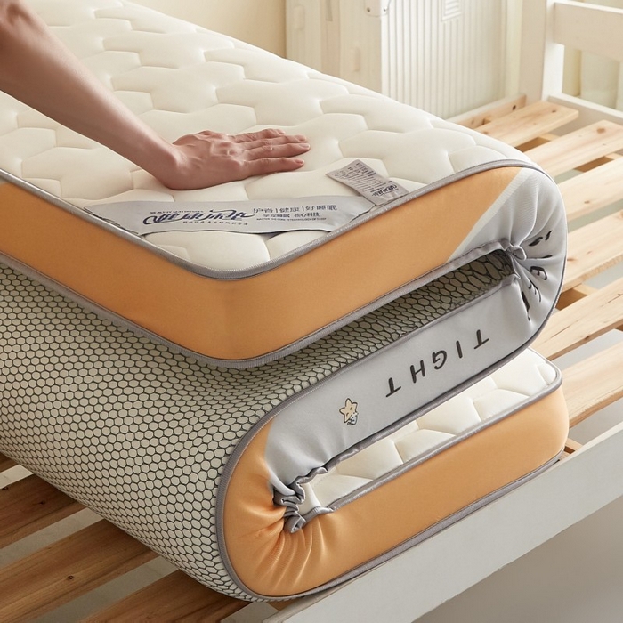 91家纺网 家纺一手货源 找家纺 水妙家纺 2025年新款牛奶丝乳胶记忆海绵床垫厚度9cm学生宿舍上下铺加密海绵床垫回弹性好 三角格白