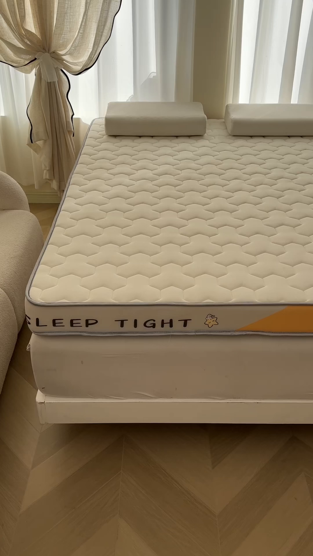 91家纺网 家纺一手货源 找家纺 水妙家纺 2025年新款牛奶丝乳胶记忆海绵床垫厚度9cm学生宿舍上下铺加密海绵床垫回弹性好 三角格白