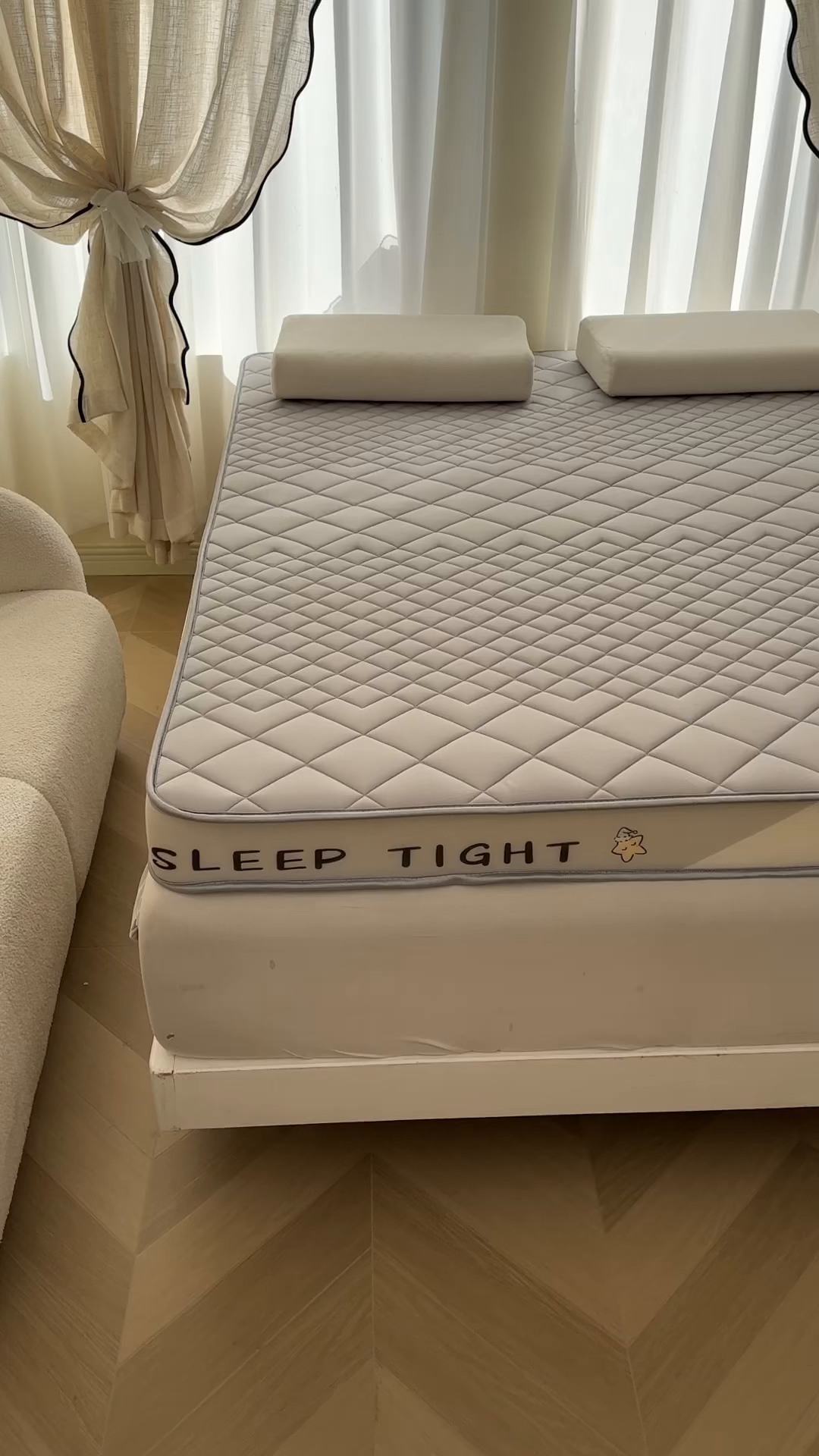 91家纺网 家纺一手货源 找家纺 水妙家纺 2025年新款牛奶丝乳胶记忆海绵床垫厚度9cm学生宿舍上下铺加密海绵床垫回弹性好 菱形格灰