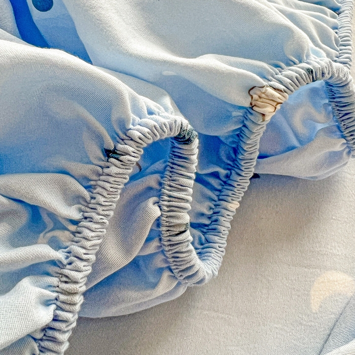 91家纺网 家纺一手货源 找家纺 朵朵家纺 2025新款超柔水洗棉云感印花单床笠床垫保护套床笠（床垫保护套可定制尺寸 ）-场景三 星空兔