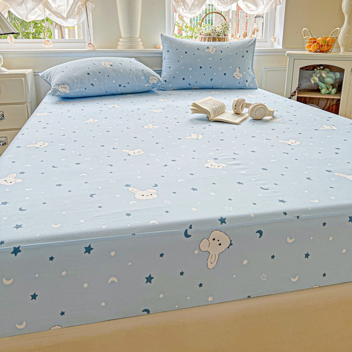 91家纺网 家纺一手货源 找家纺 朵朵家纺 2025新款超柔水洗棉云感印花单床笠床垫保护套床笠（床垫保护套可定制尺寸 ）-场景三 星空兔
