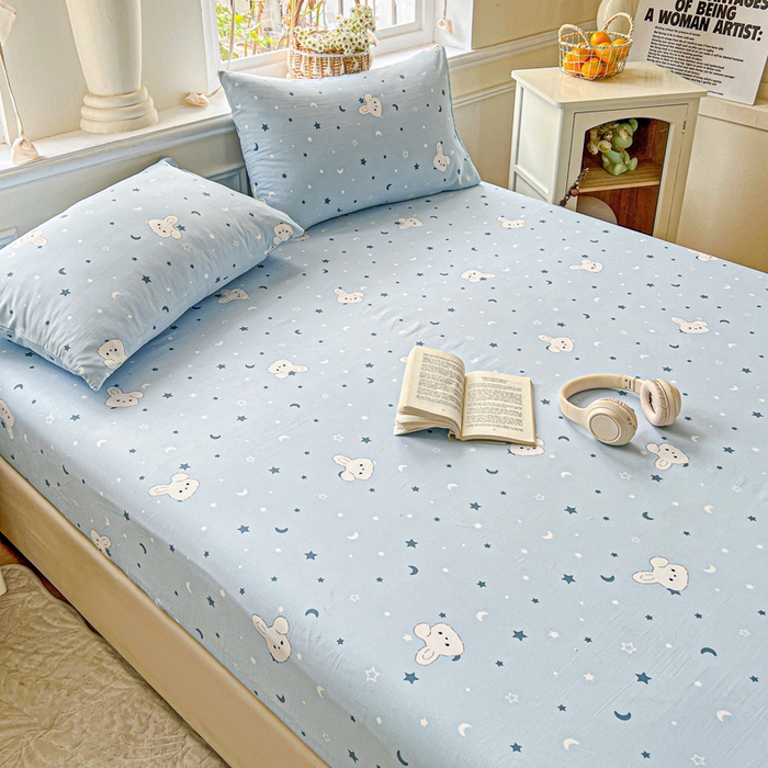91家纺网 家纺一手货源 找家纺 朵朵家纺 2025新款超柔水洗棉云感印花单床笠床垫保护套床笠（床垫保护套可定制尺寸 ）-场景三 星空兔
