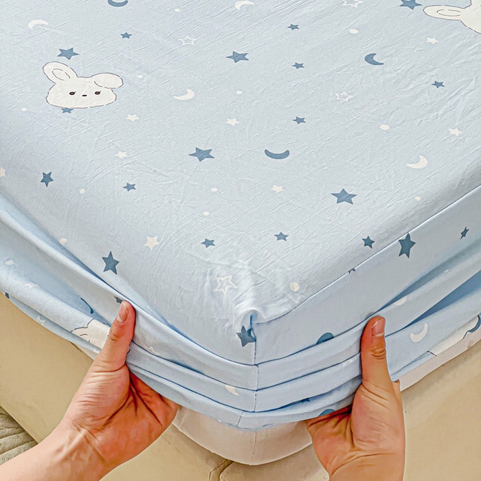 91家纺网 家纺一手货源 找家纺 朵朵家纺 2025新款超柔水洗棉云感印花单床笠床垫保护套床笠（床垫保护套可定制尺寸 ）-场景三 星空兔
