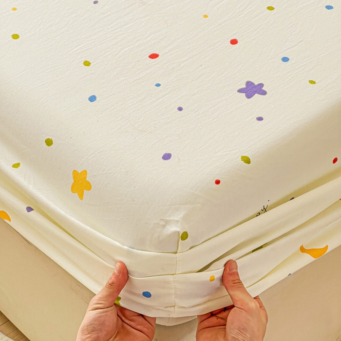 91家纺网 家纺一手货源 找家纺 朵朵家纺 2025新款超柔水洗棉云感印花单床笠床垫保护套床笠（床垫保护套可定制尺寸 ）-场景三 星月