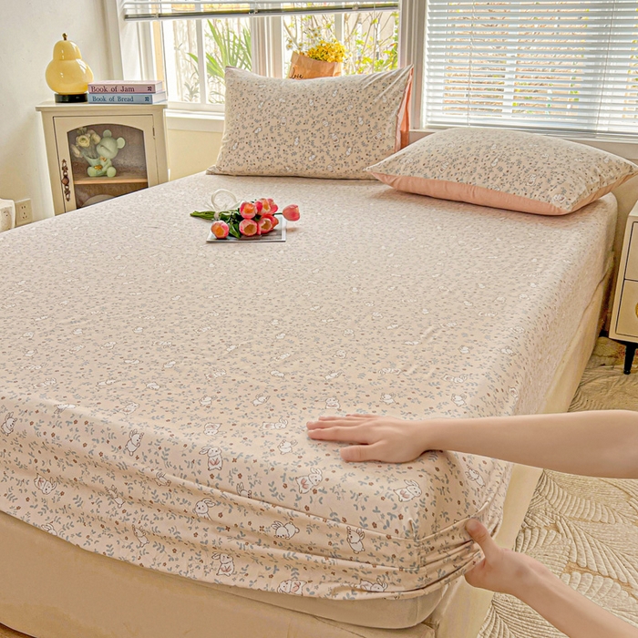 91家纺网 家纺一手货源 找家纺 朵朵家纺 2025新款超柔水洗棉云感印花单床笠床垫保护套床笠（床垫保护套可定制尺寸 ）-场景二 花丛兔