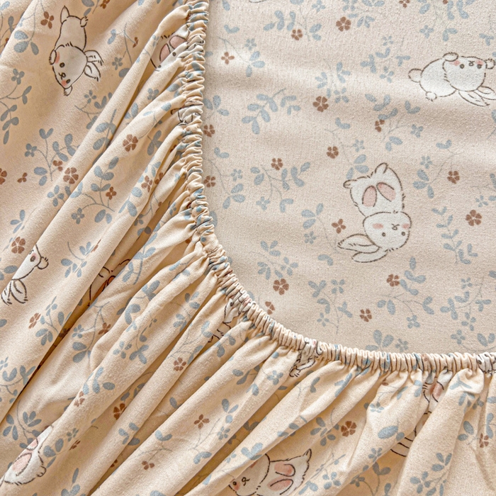 91家纺网 家纺一手货源 找家纺 朵朵家纺 2025新款超柔水洗棉云感印花单床笠床垫保护套床笠（床垫保护套可定制尺寸 ）-场景二 花丛兔