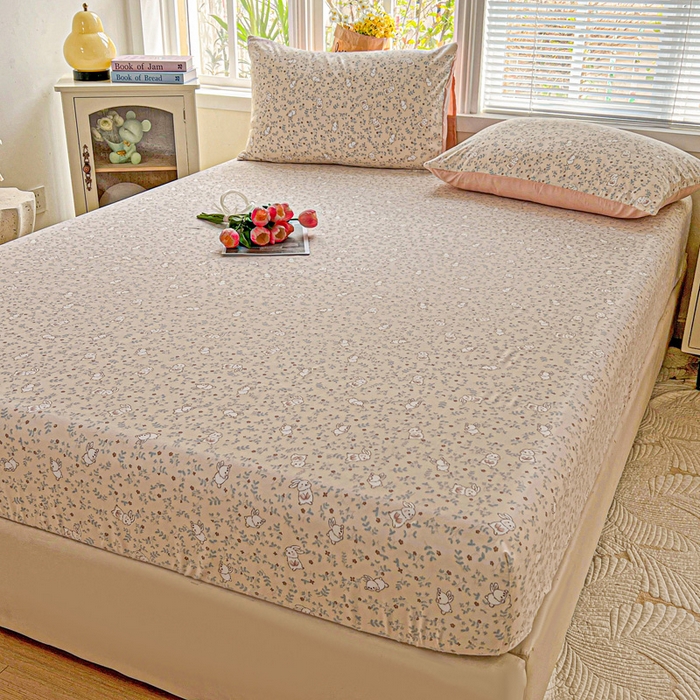 91家纺网 家纺一手货源 找家纺 朵朵家纺 2025新款超柔水洗棉云感印花单床笠床垫保护套床笠（床垫保护套可定制尺寸 ）-场景二 花丛兔