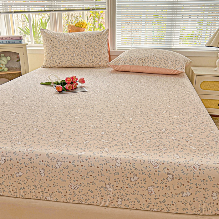 91家纺网 家纺一手货源 找家纺 朵朵家纺 2025新款超柔水洗棉云感印花单床笠床垫保护套床笠（床垫保护套可定制尺寸 ）-场景二 花丛兔