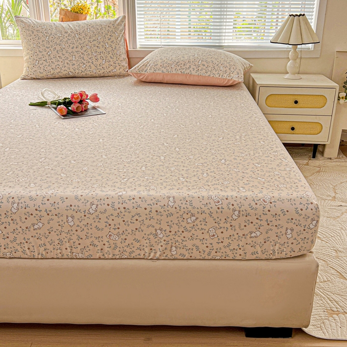 91家纺网 家纺一手货源 找家纺 朵朵家纺 2025新款超柔水洗棉云感印花单床笠床垫保护套床笠（床垫保护套可定制尺寸 ）-场景二 花丛兔