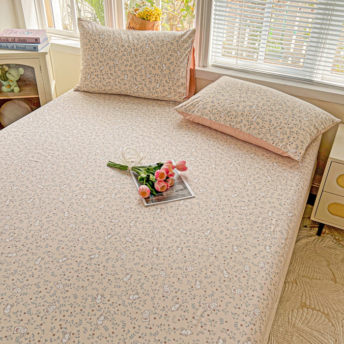 91家纺网 家纺一手货源 找家纺 朵朵家纺 2025新款超柔水洗棉云感印花单床笠床垫保护套床笠（床垫保护套可定制尺寸 ）-场景二 花丛兔