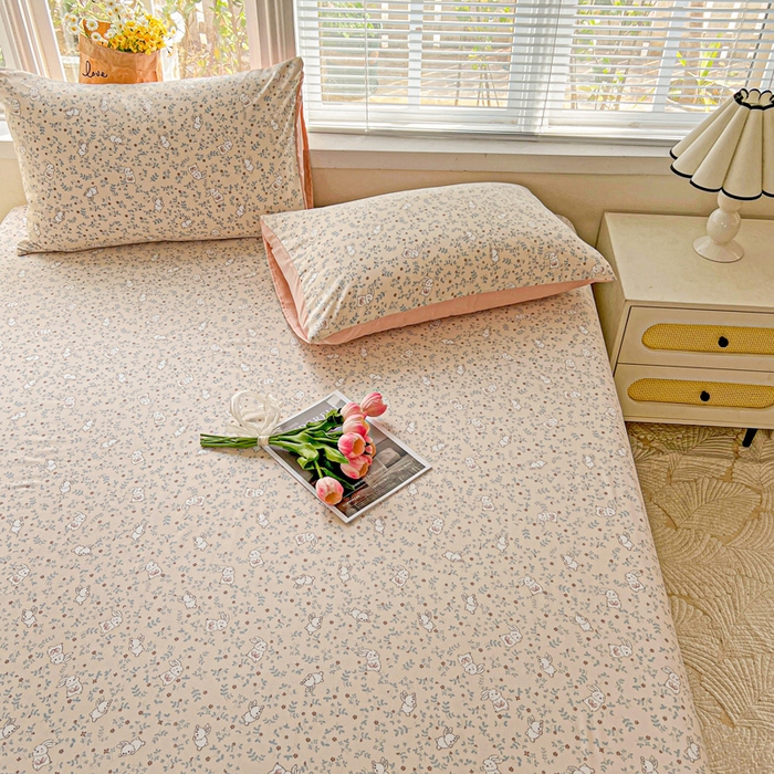 91家纺网 家纺一手货源 找家纺 朵朵家纺 2025新款超柔水洗棉云感印花单床笠床垫保护套床笠（床垫保护套可定制尺寸 ）-场景二 花丛兔