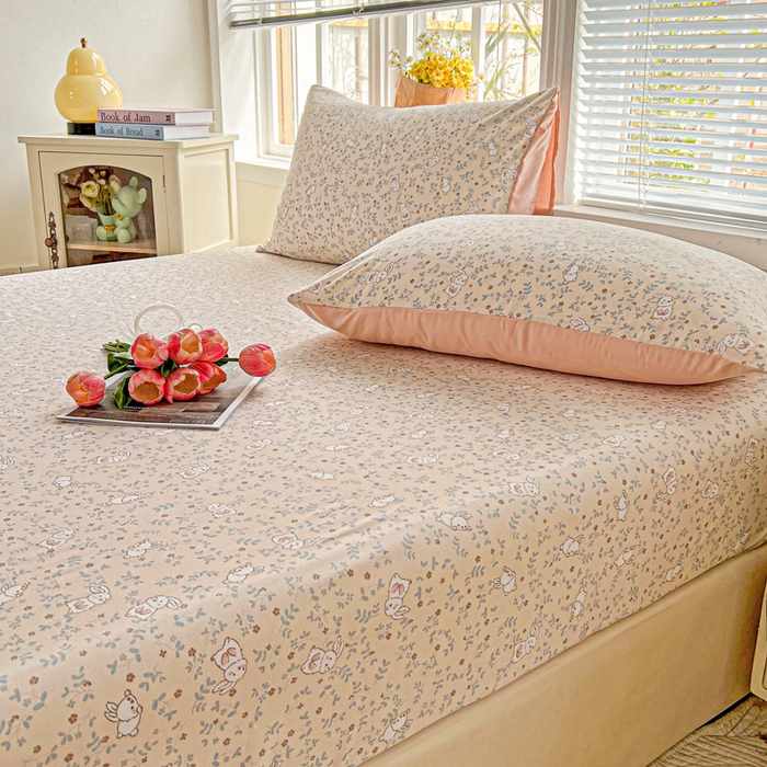 91家纺网 家纺一手货源 找家纺 朵朵家纺 2025新款超柔水洗棉云感印花单床笠床垫保护套床笠（床垫保护套可定制尺寸 ）-场景二 花丛兔
