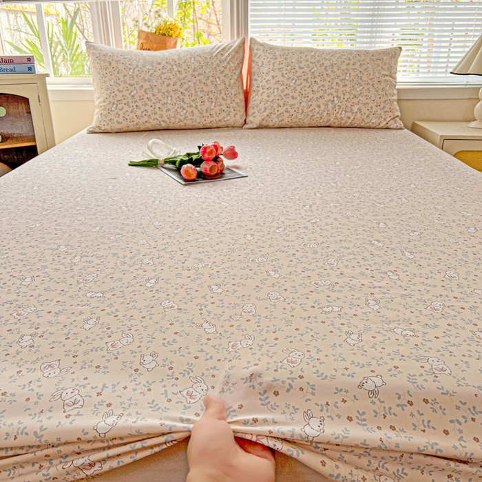 91家纺网 家纺一手货源 找家纺 朵朵家纺 2025新款超柔水洗棉云感印花单床笠床垫保护套床笠（床垫保护套可定制尺寸 ）-场景二 花丛兔