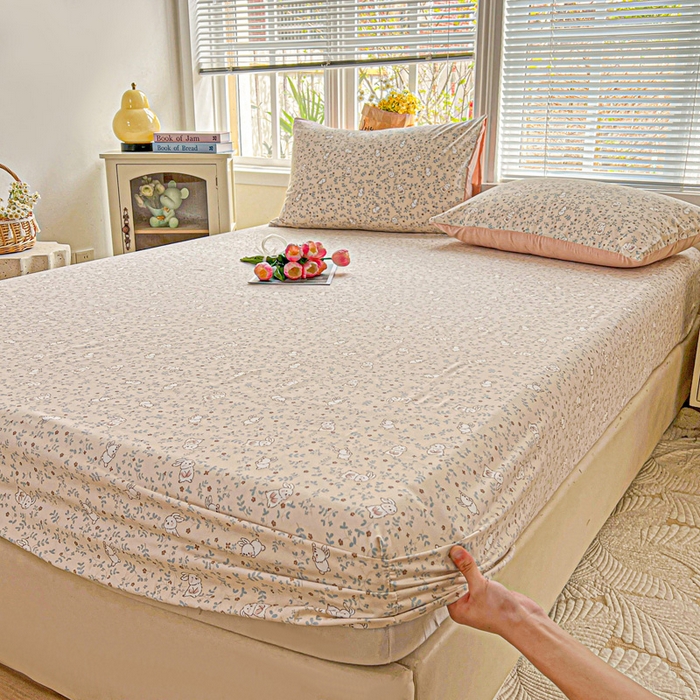 91家纺网 家纺一手货源 找家纺 朵朵家纺 2025新款超柔水洗棉云感印花单床笠床垫保护套床笠（床垫保护套可定制尺寸 ）-场景二 花丛兔