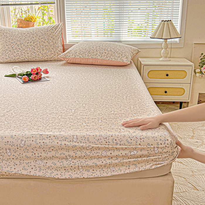 91家纺网 家纺一手货源 找家纺 朵朵家纺 2025新款超柔水洗棉云感印花单床笠床垫保护套床笠（床垫保护套可定制尺寸 ）-场景二 花丛兔