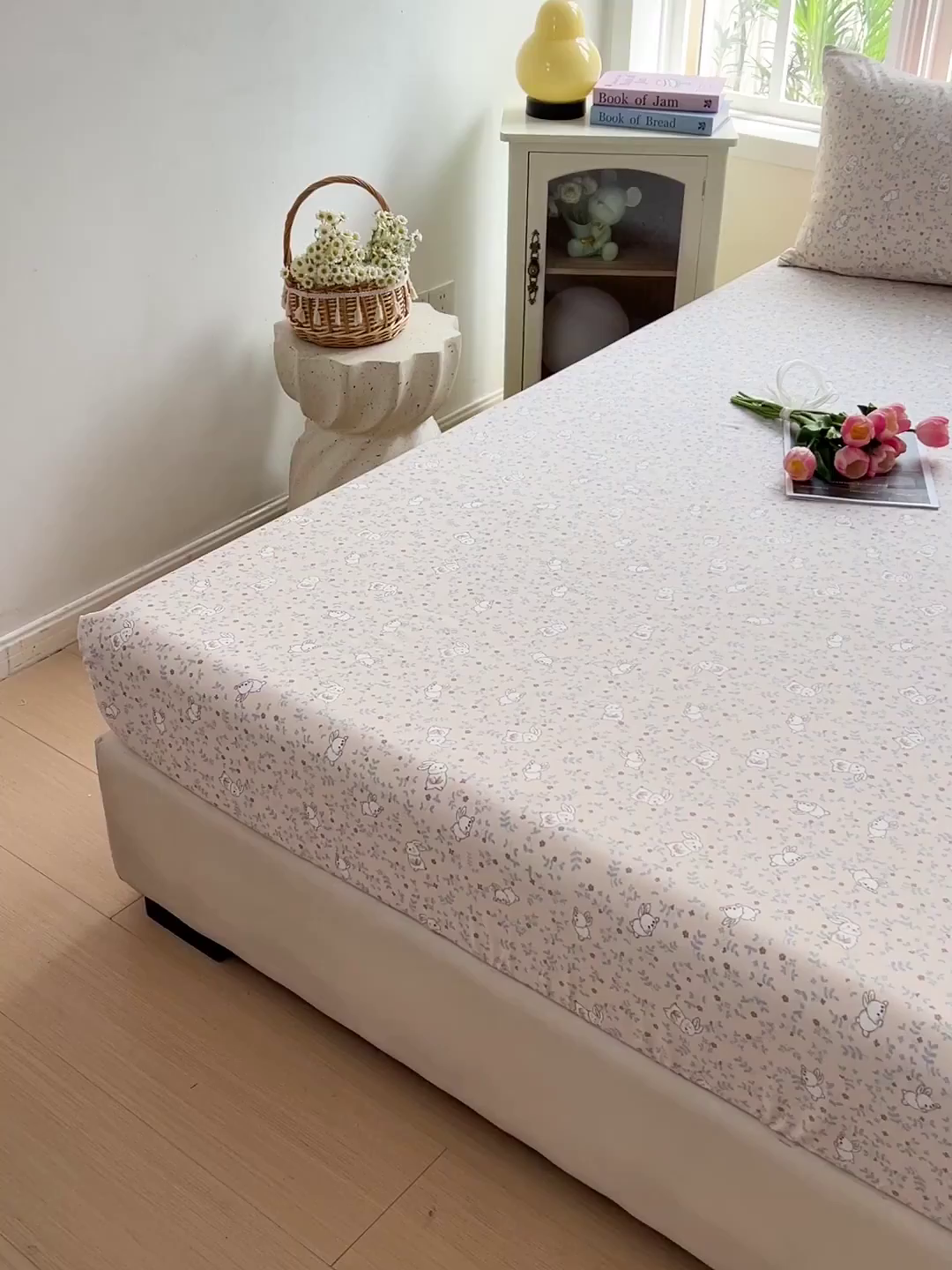 91家纺网 家纺一手货源 找家纺 朵朵家纺 2025新款超柔水洗棉云感印花单床笠床垫保护套床笠（床垫保护套可定制尺寸 ）-场景二 花丛兔