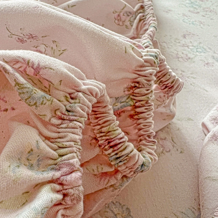 91家纺网 家纺一手货源 找家纺 朵朵家纺 2025新款超柔水洗棉云感印花单床笠床垫保护套床笠（床垫保护套可定制尺寸 ）-场景二 花梦