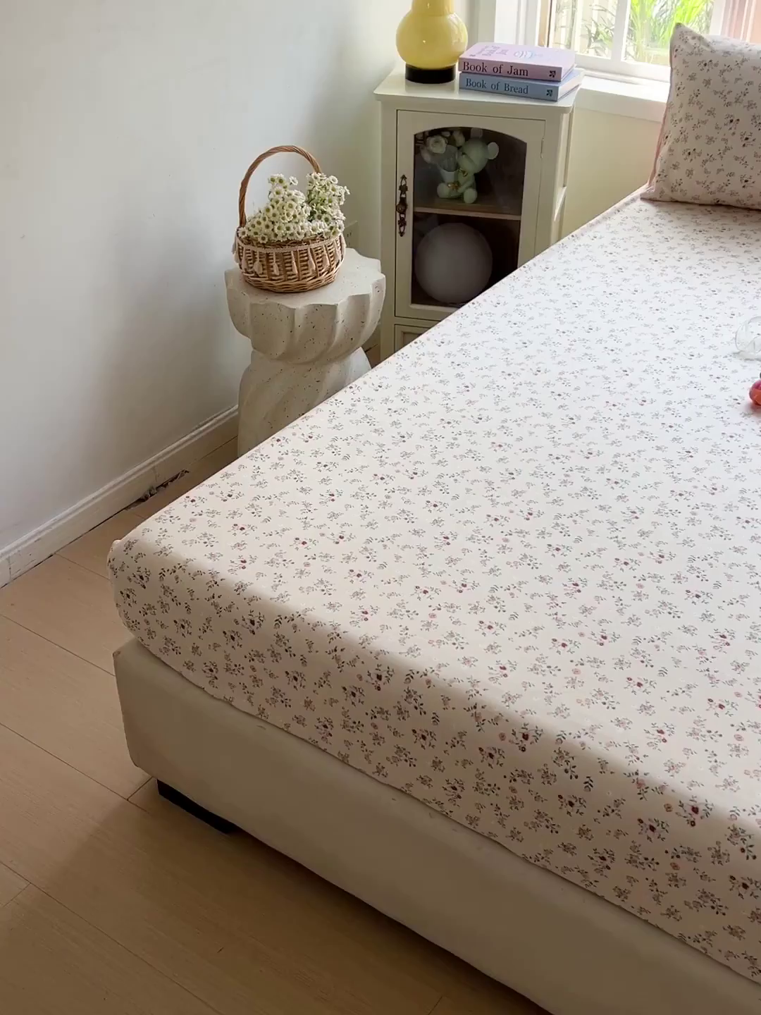 91家纺网 家纺一手货源 找家纺 朵朵家纺 2025新款超柔水洗棉云感印花单床笠床垫保护套床笠（床垫保护套可定制尺寸 ）-场景二 忘忧草