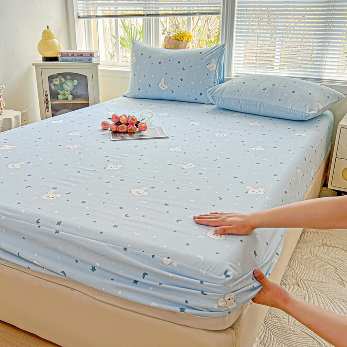 91家纺网 家纺一手货源 找家纺 朵朵家纺 2025新款超柔水洗棉云感印花单床笠床垫保护套床笠（床垫保护套可定制尺寸 ）-场景二 星空兔