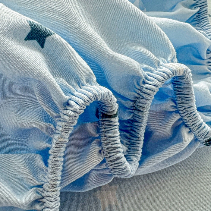 91家纺网 家纺一手货源 找家纺 朵朵家纺 2025新款超柔水洗棉云感印花单床笠床垫保护套床笠（床垫保护套可定制尺寸 ）-场景二 星空兔