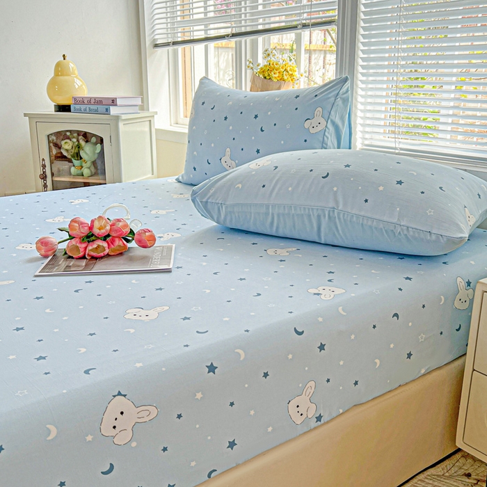 91家纺网 家纺一手货源 找家纺 朵朵家纺 2025新款超柔水洗棉云感印花单床笠床垫保护套床笠（床垫保护套可定制尺寸 ）-场景二 星空兔